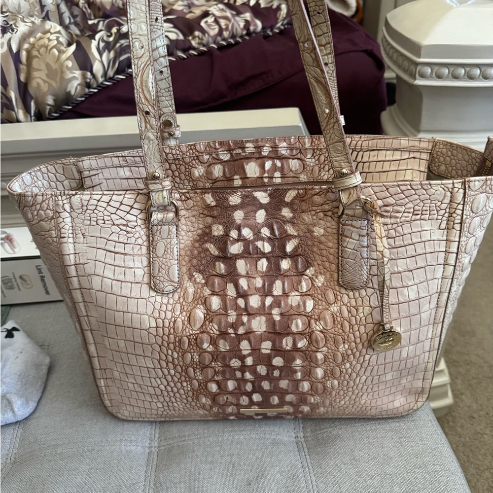 Elegant Crocodile-Embossed Tan Handbag